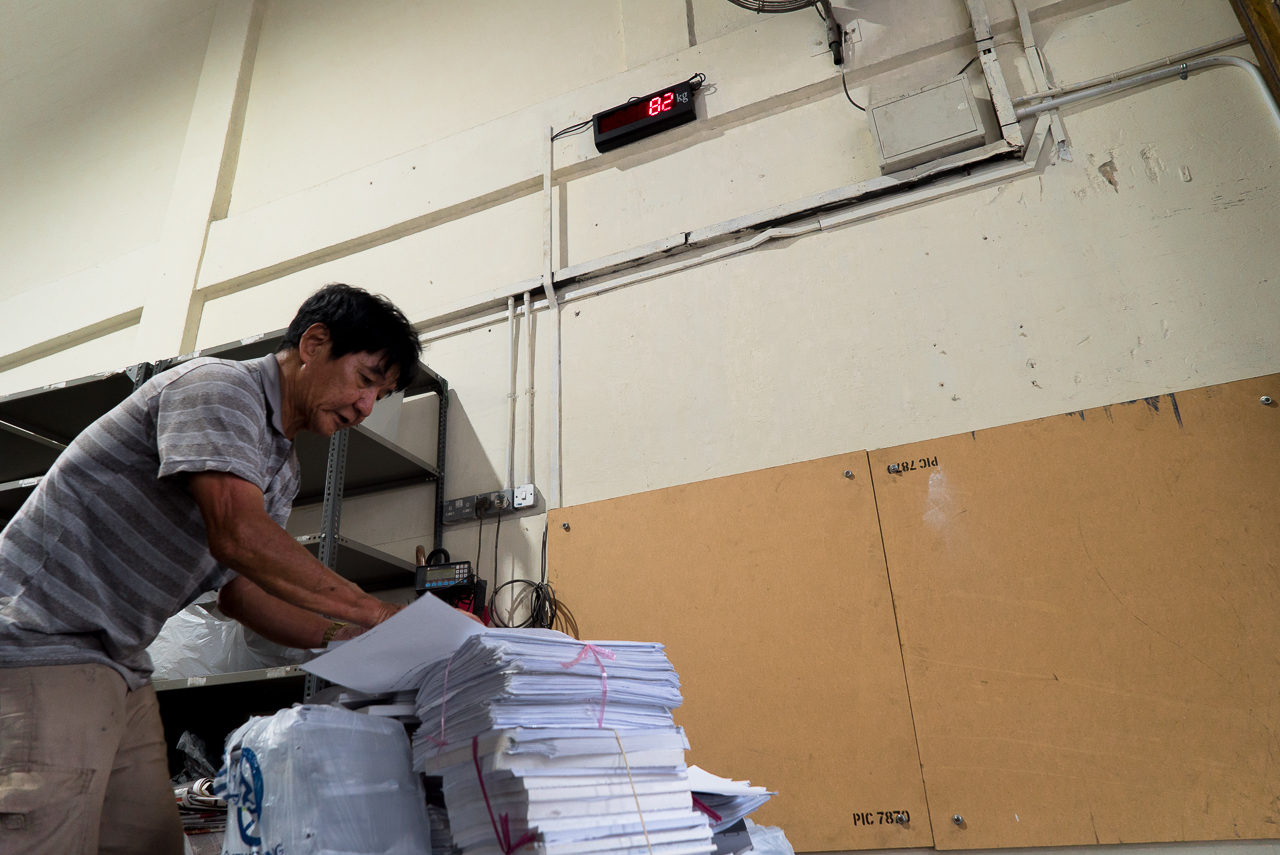 Rice-Media-Trash-Treasure-Life-Paper-6 Mr Tan weighing his A4 paper, which can fetch him a higher price than cardboard.